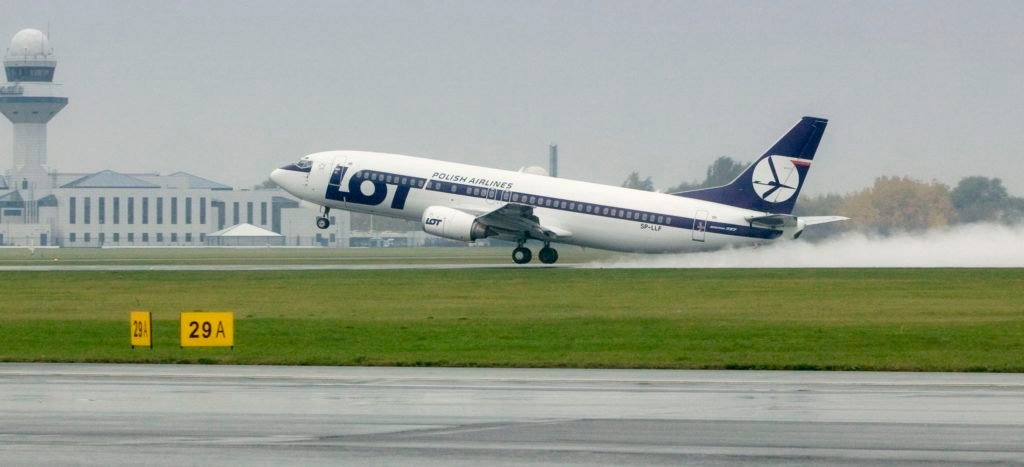 LOT Boeing 737 (3)